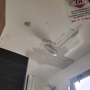תקרה עם תיקוני צבע וקילופים בחדר אמבטיה