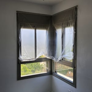 חדר עם חלונות מכוסים בניילון לקראת צביעה