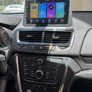 מסך מגע ברכב עם אפליקציות ניווט ומוזיקה