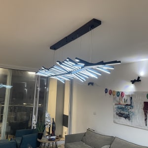 נברשת מודרנית תלויה מהתקרה עם תאורה חזקה