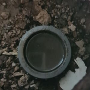 צינור ניקוז מלא במים עומדים עקב סתימה בצנרת
