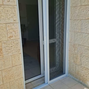 דלת הזזה מאלומיניום במרפסת