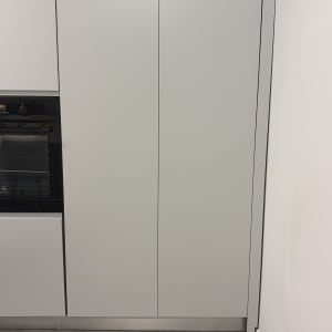 ארונות מטבח מודרניים עם תנור מובנה
