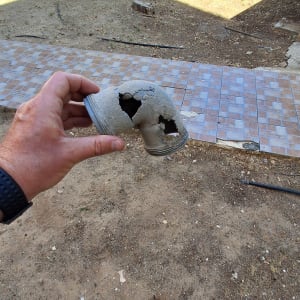 יד מחזיקה מחבר צנרת פגום ובלוי שהוחלף בעבודת אינסטלציה