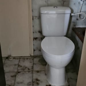 אסלה וחדר אמבטיה עם אריחים