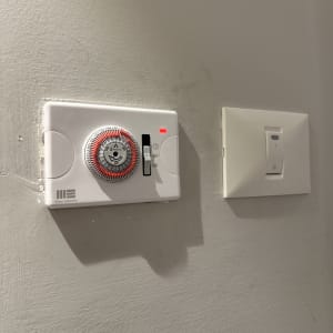 תרמוסטט ומתג חשמל על קיר