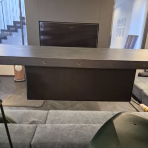 מדף עץ כהה בחדר מגורים מודרני