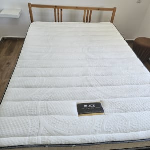 מזרן לבן עם תווית 