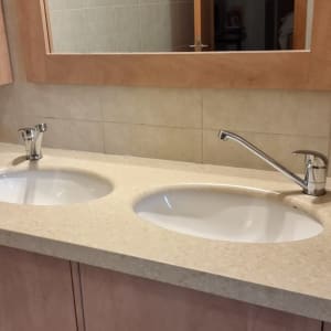 שני כיורים עם ברזים בחדר אמבטיה