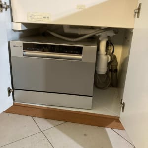 מדיח כלים מתחת לכיור עם צינורות חיבור