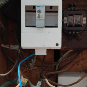 לוח חשמל עם חוטים ומפסק חשמלי