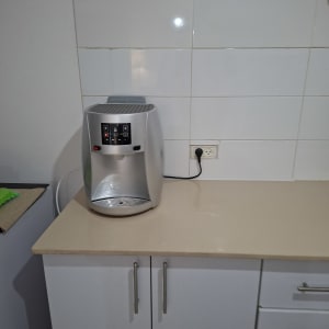 מכונת קפה על משטח מטבח עם אריחים לבנים