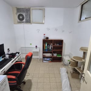 חדר עבודה בדירה עם ריהוט וארגז מעבר דירה