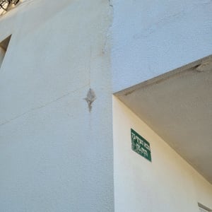 קיר עם סדק ותיקון אפשרי בתחום האיטום