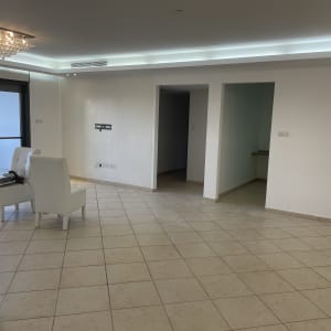 חדר ריק עם קירות צבועים ותאורה מודרנית