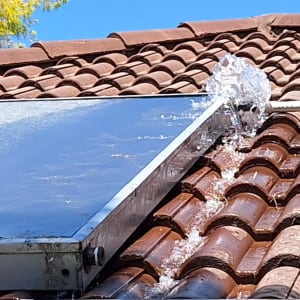 פאנל סולארי על גג רעפים עם נזילת מים