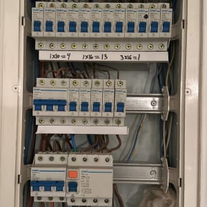 לוח חשמל עם מפסקים וחוטים צבעוניים