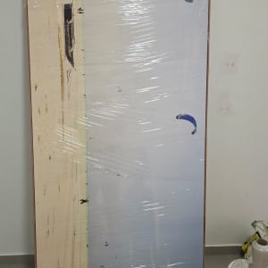 תמונת אמנות גדולה עטופה בניילון נצמד להגנה לקראת הובלה