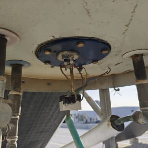 חלקים תחתונים של דוד שמש עם צינורות וחיבורים