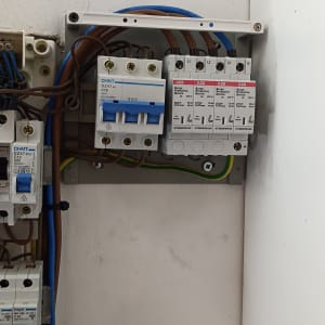 לוח חשמל עם מפסקים וחוטים חשמליים