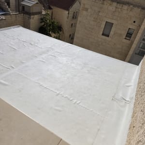 איטום גג שטוח בחומר איטום לבן פוליאוריטני