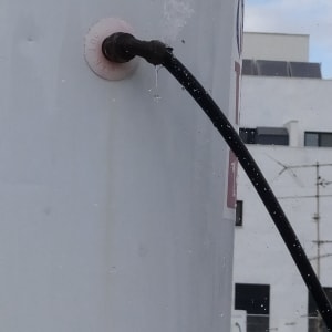 חיבור צינור לדוד שמש על גג בניין