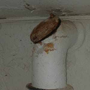 צינור חלוד עם מכסה מתכת בתקרה