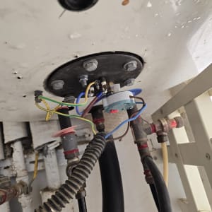 חיבורים חשמליים וצינורות בדוד שמש