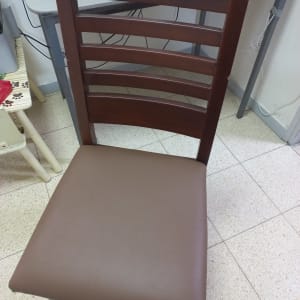 כיסא עם ריפוד חום בחדר עבודה