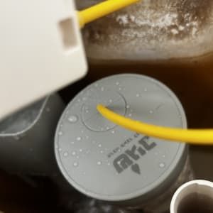 חלקים פנימיים של מיכל הדחה עם צינור צהוב