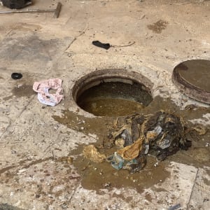 פתיחת סתימה בביוב והוצאת פסולת ומגבונים משוחת הביוב