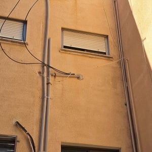 התקנת צנרת מים חיצונית על חזית בניין מגורים