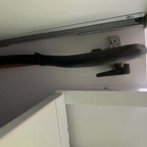 צינור ומחבר מתכת בתוך ארון