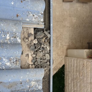 תמונה של גג עם רעפים שבורים ופסולת