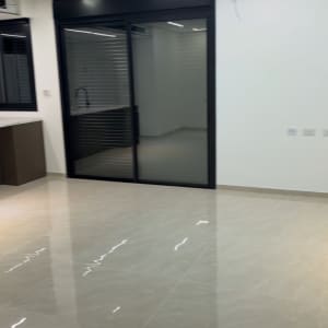חדר ריק עם רצפה מבריקה ותאורה מודרנית
