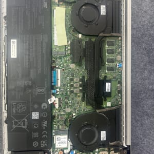 פנים של מחשב נייד עם רכיבים אלקטרוניים ומאווררים