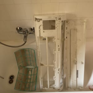 חלקי מזגן מפורקים באמבטיה לניקוי