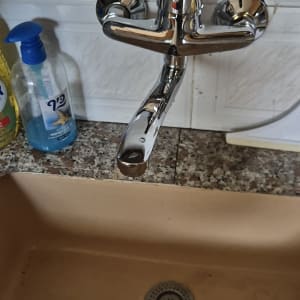 ברז כיור עם חומרי ניקוי לידו