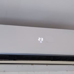 מזגן קיר עם תצוגת טמפרטורה 23 מעלות