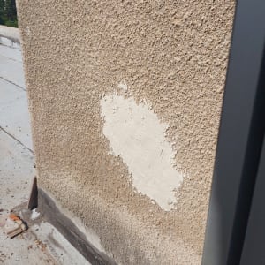 תיקון טיח על קיר חיצוני עם טיח חדש