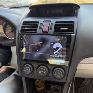 מערכת מולטימדיה ברכב עם מסך מגע