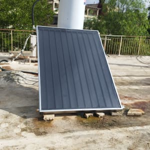 דוד שמש על גג עם קולטים סולאריים