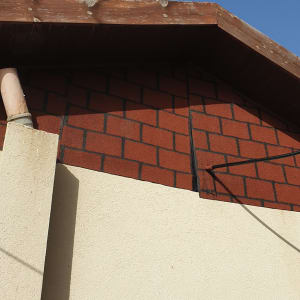 חיבור בין קיר לבנים לגג עץ עם איטום