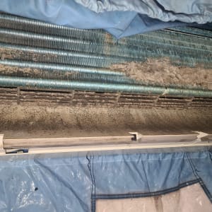 יחידת מיזוג אוויר מלוכלכת עם אבק ולכלוך