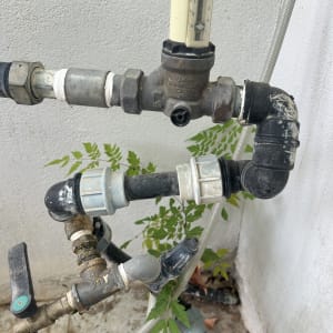 צינורות מים עם ברזים ומחברים שונים