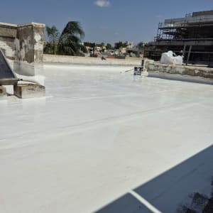 גג אטום בצבע לבן עם חומרי איטום