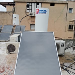 דוד שמש עם קולטים על גג בניין