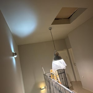 תאורה ותקרה במהלך שיפוץ
