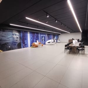 חדר עם רצפה נקייה ומבריקה, ללא כלי ניקוי נראים לעין.