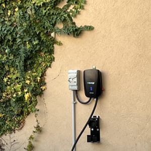 מטען חשמלי מותקן על קיר עם כבלים